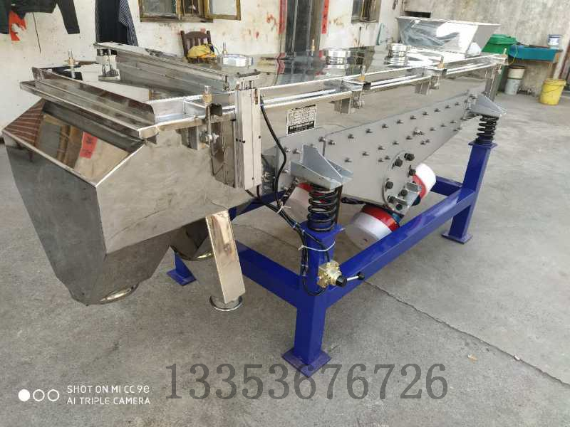 大家都知道超聲波篩分機(jī)是在三次元振動(dòng)篩的基礎(chǔ)上加裝超聲波清網(wǎng)裝置從而解決各類堵網(wǎng)、粘網(wǎng)、吸附、劇團(tuán)、靜電、輕比重等篩分難題。